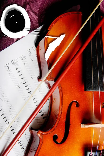 violin and musical notes on wooden background