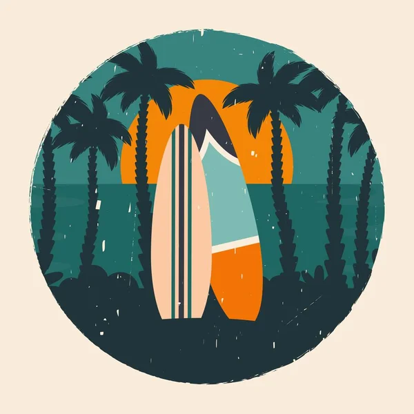 冲浪板在沙滩上 夕阳西下的海滩 老式风格 夏季海滩背景 美丽的海景与热带棕榈叶的轮廓 冲浪板 古董卡 度假等方面的矢量卡通画 — 图库矢量图片
