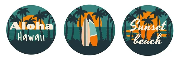 日落海滩 一套夏季海滩背景 美丽的海景 有热带棕榈叶的轮廓 沙滩上的冲浪板 古董卡 招贴画等方面的矢量卡通画 — 图库矢量图片