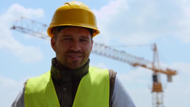 Close Portrait Handsome Cheerful Man Builder Yellow Hard Hat Looking — Vídeos de Stock