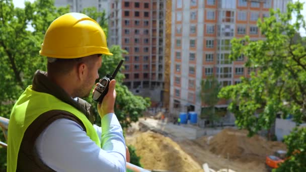Großaufnahme Eines Kaukasischen Jungen Bauinspektors Mit Gelbem Hut Der Walkie — Stockvideo