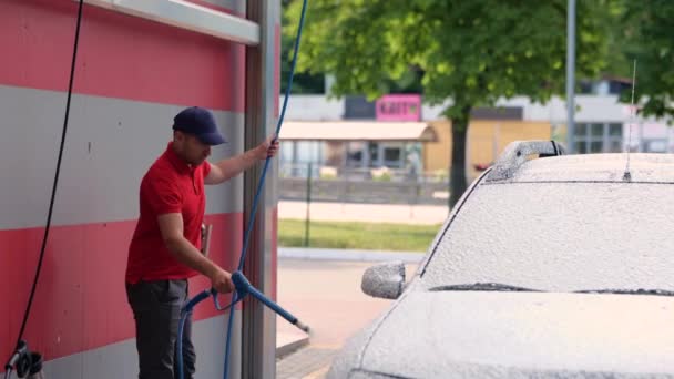 Běloch Mladý Pohledný Muž Myje Své Auto Pomocí Vysokotlaké Vody — Stock video