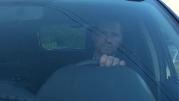 Nahaufnahme Eines Jungen Männlichen Fahrers Anzug Steuer Eines Autos Schöner — Stockvideo