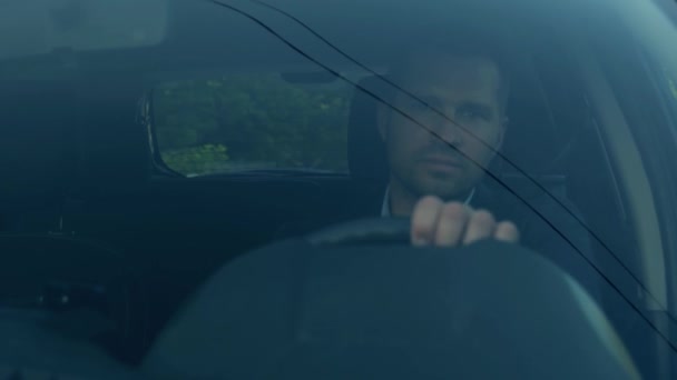 Kaukasischer Junger Männlicher Fahrer Anzug Der Allein Auto Fährt Schöner — Stockvideo