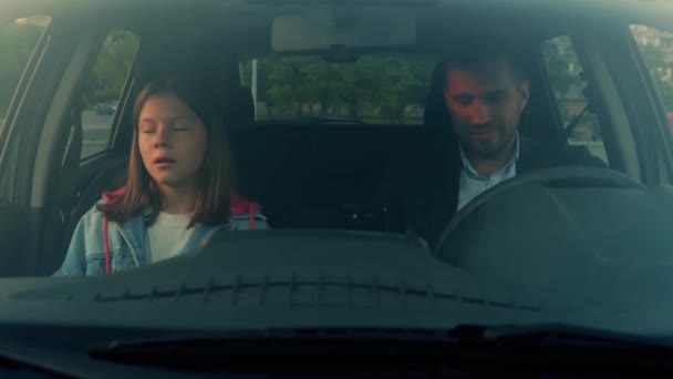 Hübsche Kaukasische Teenagerin Die Auto Auf Dem Beifahrersitz Sitzt Fröhlich — Stockvideo