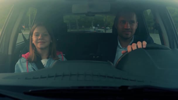 Nahaufnahme Einer Glücklichen Familie Die Gemeinsam Lachend Auto Auf Familienausflug — Stockvideo
