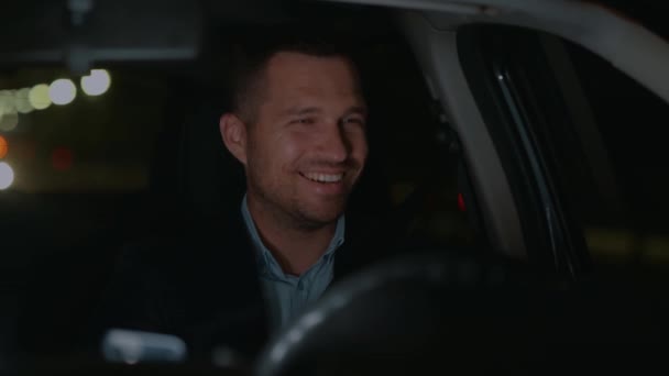 Veselý Kavkazský Pohledný Muž Který Večer Řídí Auto Usmívá Dobré — Stock video
