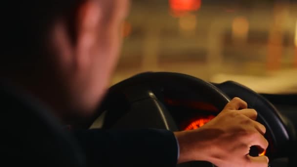 Close Shot Car Dashboard Panel Man Driving Vehicle Evening City — ストック動画