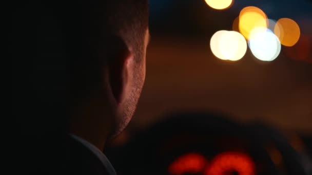 Yetişkin Bir Şoförün Araba Sürmesi Akşamları Yola Bakması Yakından Bakınca — Stok video