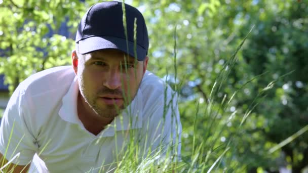 Caucasian Handsome Young Man Gardener Works Cutting Green Grass Using — ストック動画