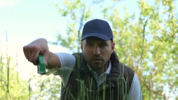 Concentrated Young Handsome Male Gardener Working House Garden Cutting Grass — Stock videók