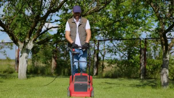 Male Worker Working Private Garden Mowing Lawn Roller Machine Outdoors — Stok Video