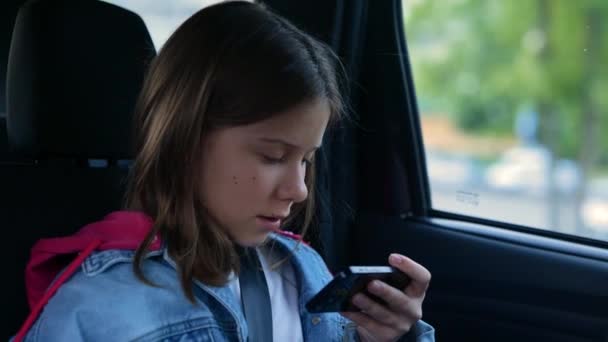 Zbliżenie Pięknej Białej Dziewczyny Siedzącej Samochodzie Piszącej Smartfona Dziecko Przeglądające — Wideo stockowe