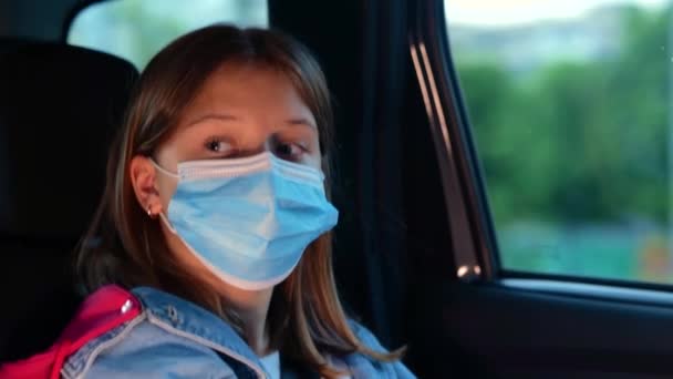 Close Little Caucasian Girl Wearing Medical Face Mask Travelling Car — Αρχείο Βίντεο