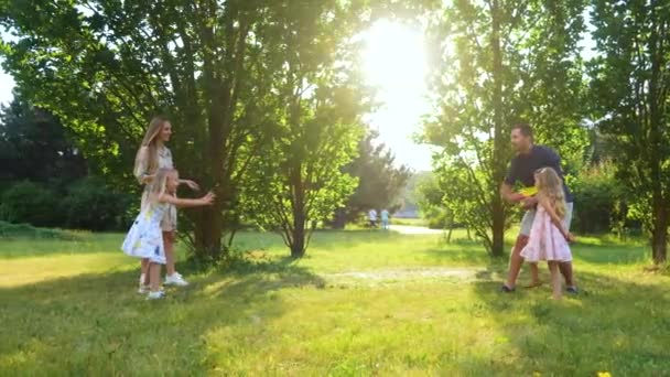 Happy Positive Family Throwing Frisbee Disk Park Smiling Girl Catching — Vídeo de stock