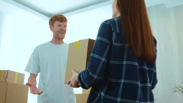 Close Beautiful Young Female Holding Big Cardboard Box Giving Cheerful — Vídeo de stock