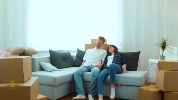 Cheerful Caucasian Couple Boyfriend Girlfriend Moving Together New House Good — Stock videók