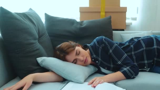 Beautiful Young Caucasian Woman Lying Sofa Living Room Fallen Asleep — стокове відео