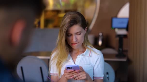 Крупный План Красивой Молодой Девушки Сидящей Столом Ресторане Переписывающейся Мобильному — стоковое видео