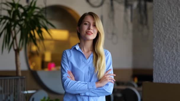 Caucasian Beautiful Young Business Lady Looking Camera Smiling While Standing — Vídeo de stock