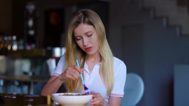 Close Portrait Pretty Young Blonde Woman Eating Restaurant Alone Good — Stockvideo