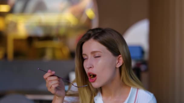 Крупный План Белой Красивой Женщины Сидящей Ресторане Питающейся Плохой Едой — стоковое видео