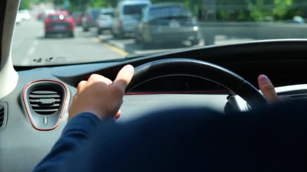 Κοντινό Πλάνο Των Αρσενικών Χεριών Στο Τιμόνι Μέσα Στο Αυτοκίνητο — Αρχείο Βίντεο