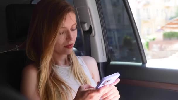 Businesswoman Texting Message Smartphone While Sitting Back Seat Taxi Close — Wideo stockowe