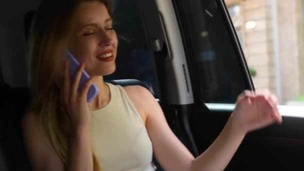 Close Beautiful Caucasian Woman Speaking Smartphone While Sitting Back Seat — Stockvideo