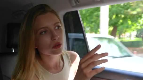 Caucasian Young Beautiful Blonde Woman Sitting Auto Holding Smartphone Telling — Video