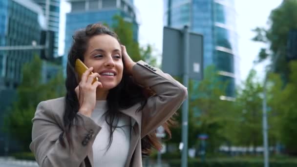 Camera Moving Young Caucasian Professional Woman Speaking Mobile Phone Happy — Stockvideo