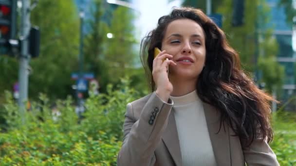 Close Caucasian Young Pretty Female Suit Sitting Bench Talking Cellphone — Vídeo de stock
