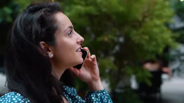 Вид Сбоку Молодую Привлекательную Женщину Улыбающуюся Говорящую Мобильному Телефону Время — стоковое видео