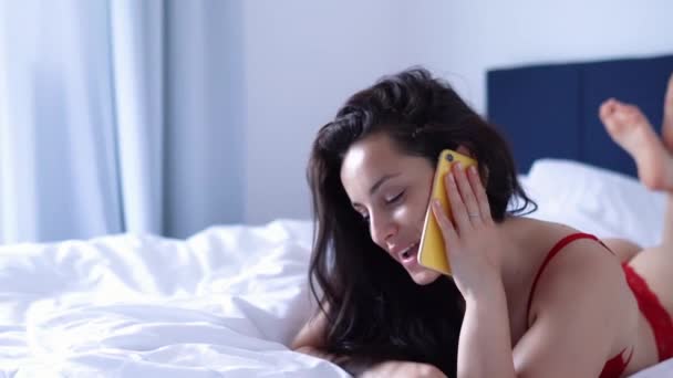 Jolie Femme Sexy Caucasienne Couchée Dans Chambre Coucher Portant Uniquement — Video