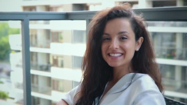 Atractiva Mujer Joven Caucásica Vestida Blanco Casa Descansando Balcón Sola — Vídeos de Stock