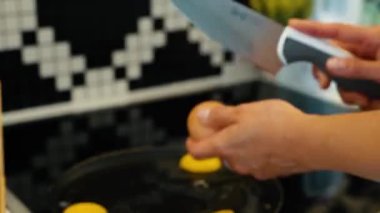 Kafkas asıllı genç ve çekici bir kadın evde yumurta pişiriyor. İç çamaşırlı ve beyaz bornozlu seksi bayan mutfakta kahvaltı hazırlıyor. Yemek hazırlama. Yavaş çekim