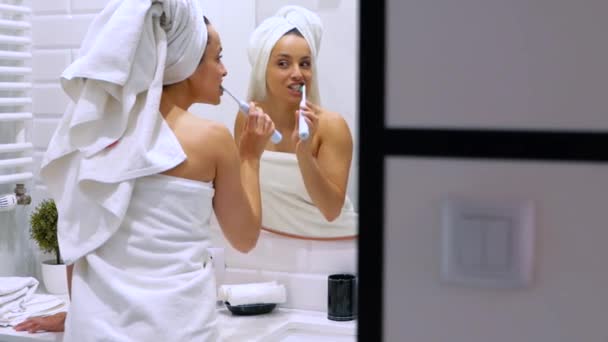 Tył Młodej Białej Szczęśliwej Kobiety Stojącej Łazience Prysznicu Ręczniku Myjącej — Wideo stockowe