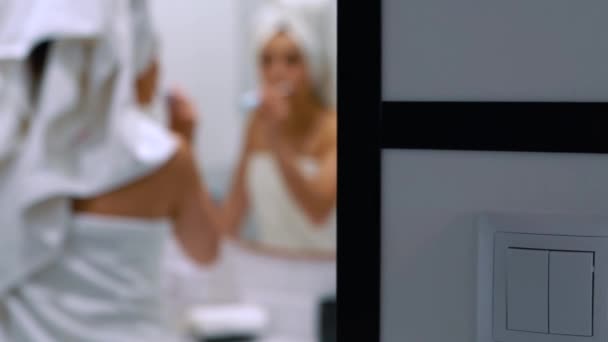 Biała Atrakcyjna Kobieta Stojąca Łazience Prysznicu Ręczniku Myjąca Zęby Elektryczną — Wideo stockowe