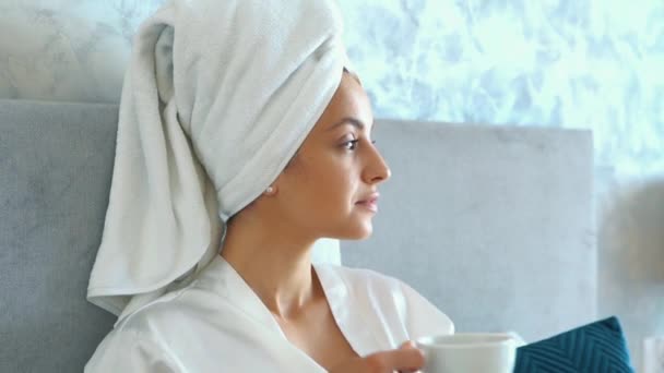 Kaukasische Schöne Frau Mantel Mit Weißem Handtuch Auf Dem Kopf — Stockvideo