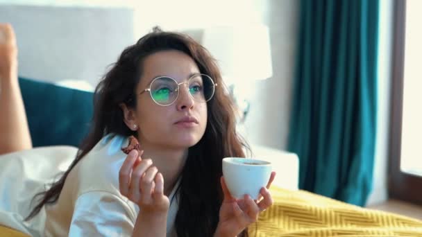 Menina Bonita Roupão Branco Assistindo Tendo Manhã Preguiçosa Comendo Macaron — Vídeo de Stock