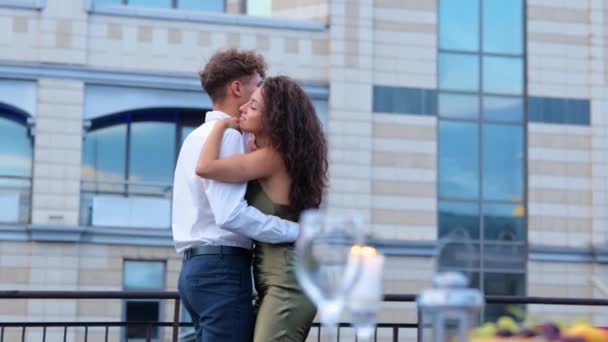 Schattig Jong Mooi Koppel Elegante Kleren Dansen Samen Met Romantische — Stockvideo