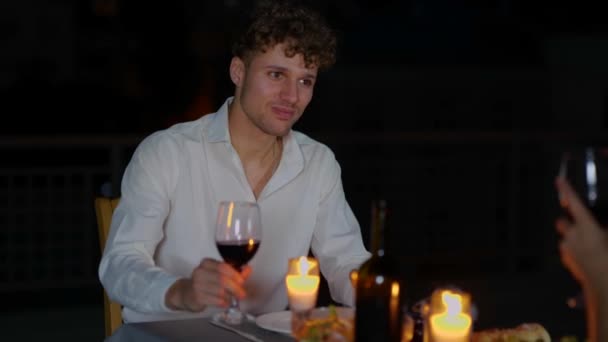 Guapo Caucásico Joven Hombre Sentado Mesa Con Velas Cena Romántica — Vídeo de stock