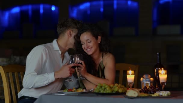 Close Van Gelukkig Gepassioneerd Paar Verliefd Drinken Wijn Avonds Romantische — Stockvideo