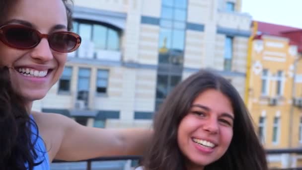 Unge Gledelige Kvinner Fest Pov Glad Kvinne Solbriller Som Spiller – stockvideo