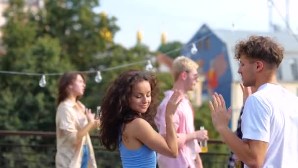 Jeunesse Caucasienne Amuser Ensemble Fête Sur Toit Repos Été Jeune — Video