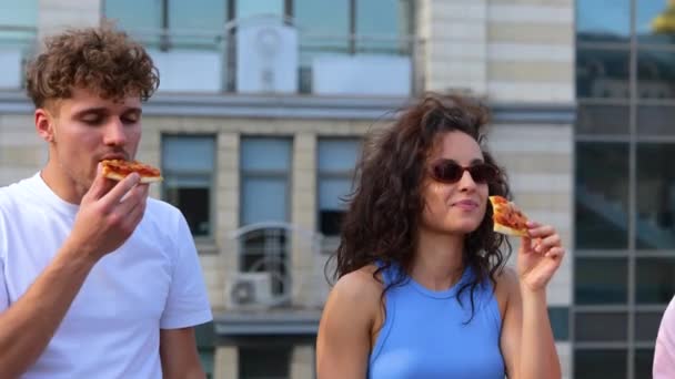 Biały Młody Mężczyzna Kobieta Tańczący Jedzący Pizzę Zewnątrz Impreza Świeżym — Wideo stockowe