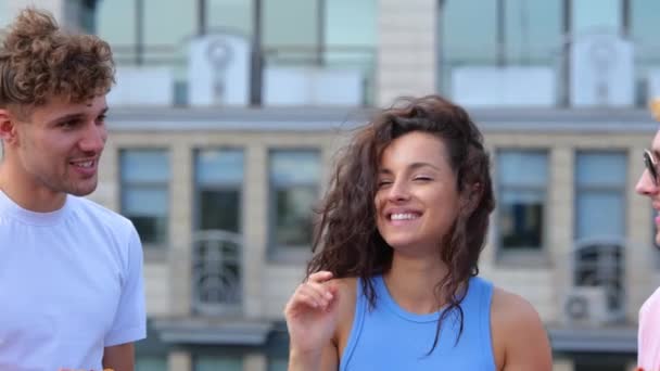 Großaufnahme Kaukasischer Fröhlich Lächelnder Menschen Die Draußen Tanzen Und Pizza — Stockvideo