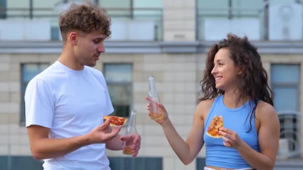 Gelukkige Blanke Echtpaar Man Vrouw Buiten Bier Drinken Pizza Eten — Stockvideo