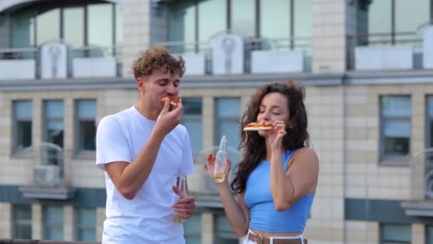 Portret Van Een Jong Zorgeloos Echtpaar Dat Danst Tijdens Het — Stockvideo