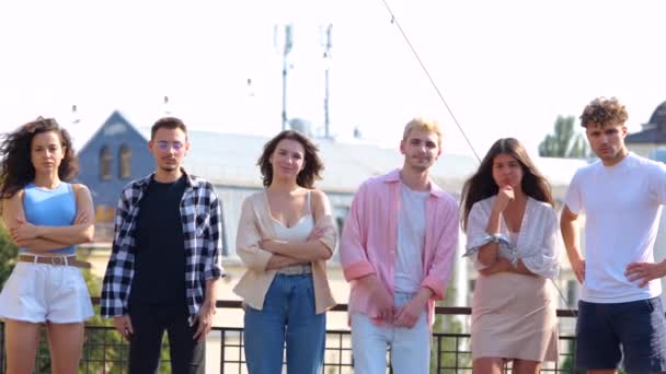 Eine Gruppe Junger Leute Steht Einer Reihe Und Blickt Die — Stockvideo